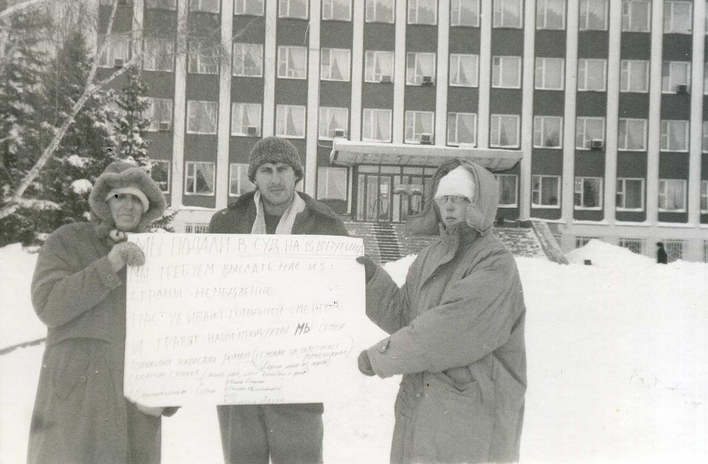 Россия, Алтай, Бийск, Писатель Ганова Людмила семья Цуриковых пикет 2000 Подали в суд на Путина